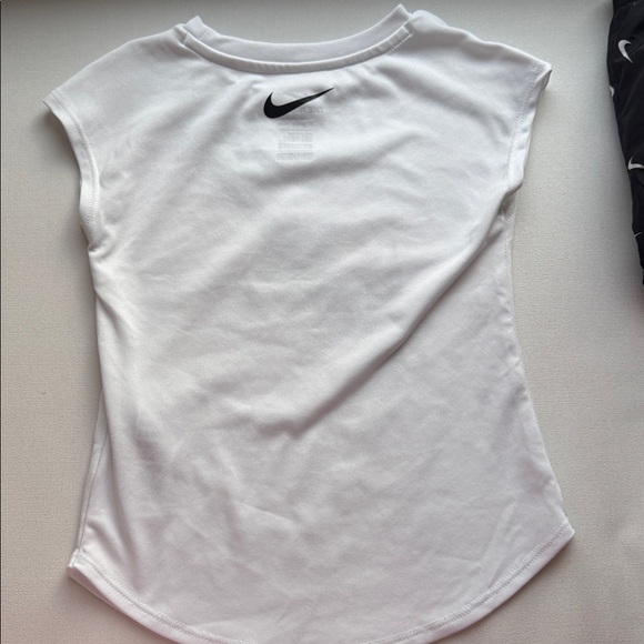 Girls Nike 3T short sleeve outfit - Picture 8 of 8